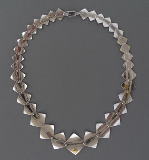 Halsband 
"Kvadrat på kvadrat".
Silver och guld (2010).
Pris 12 000 kr.